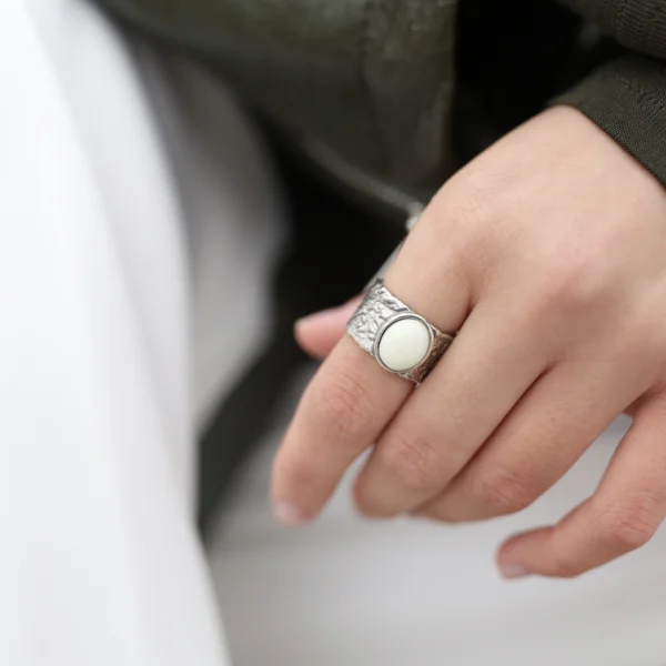 Серебряное кольцо с янтарем R30004CM manufacturer