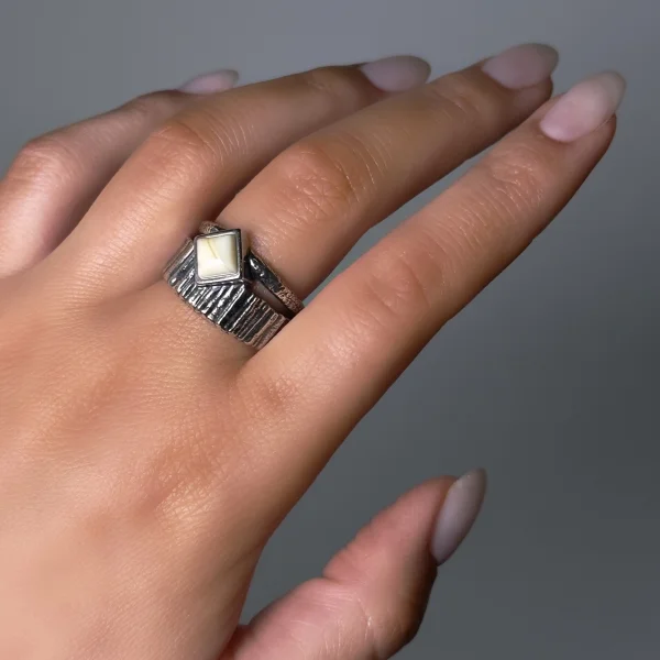 Серебряное кольцо с янтарем R30002CM manufacturer