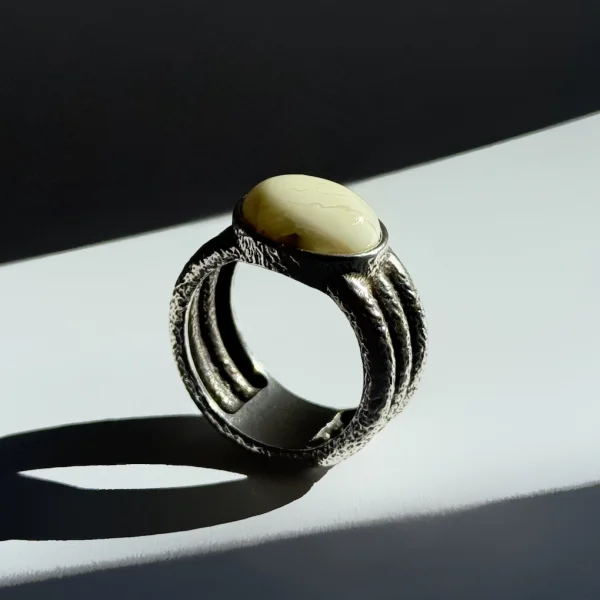 Серебряное кольцо с янтарем R30012СМ manufacturer